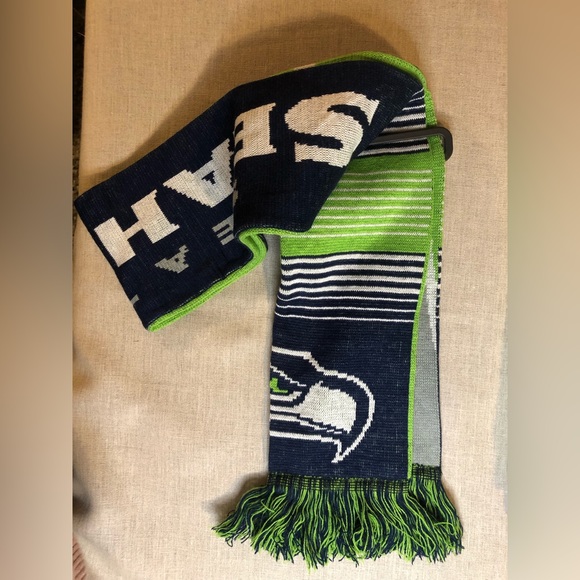 NFL OFFICIAL 🏈 SEAHAWKS SCARF AND FINGERLESS ARM WARMER MITTS - Picture 3 of 8